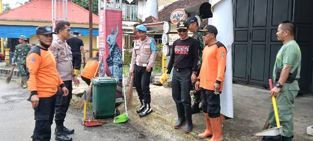 Koramil Leksono, Camat Leksono, dan Pegawai Kecamatan melaksanakan Korve di Pasar Leksono